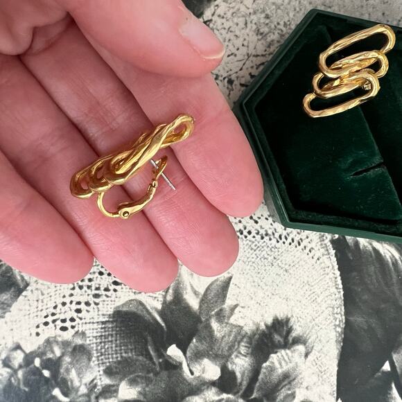 NEW Vintage 80s Napier Signed Gold Tone Interlocking Loops Omega Clip Earrings - Picture 3 of 9